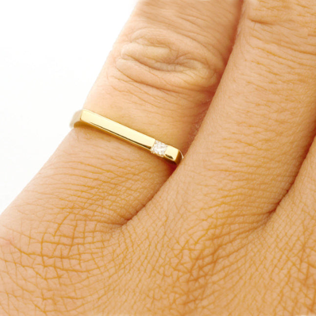 Solitaire Bar Type Gold Ring