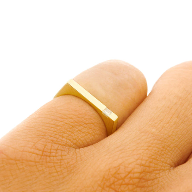 Solitaire Bar Type Gold Ring